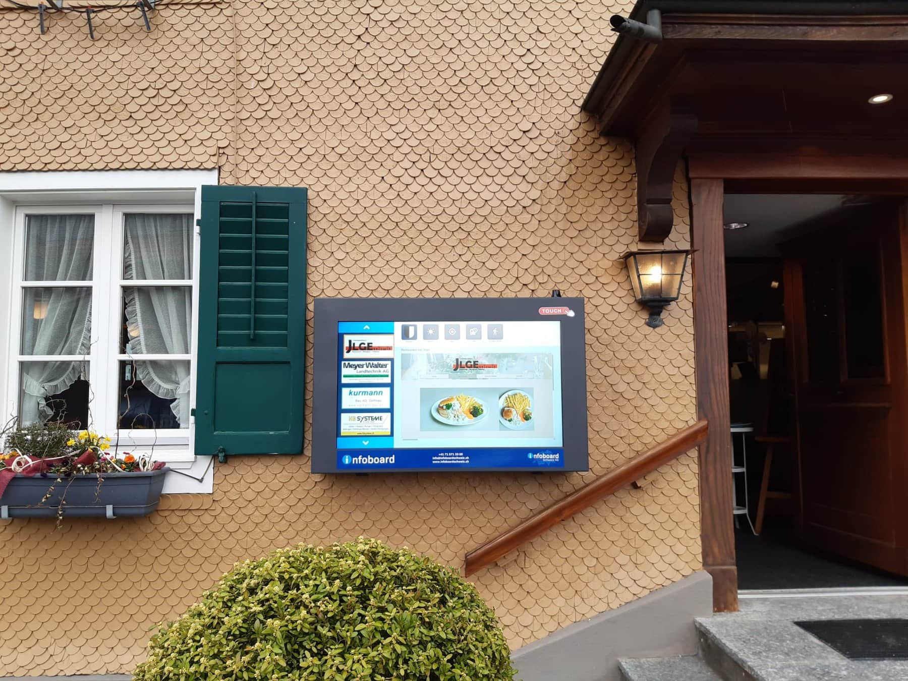 Infoboard mit Gemeindemitteilungen in Buochs
