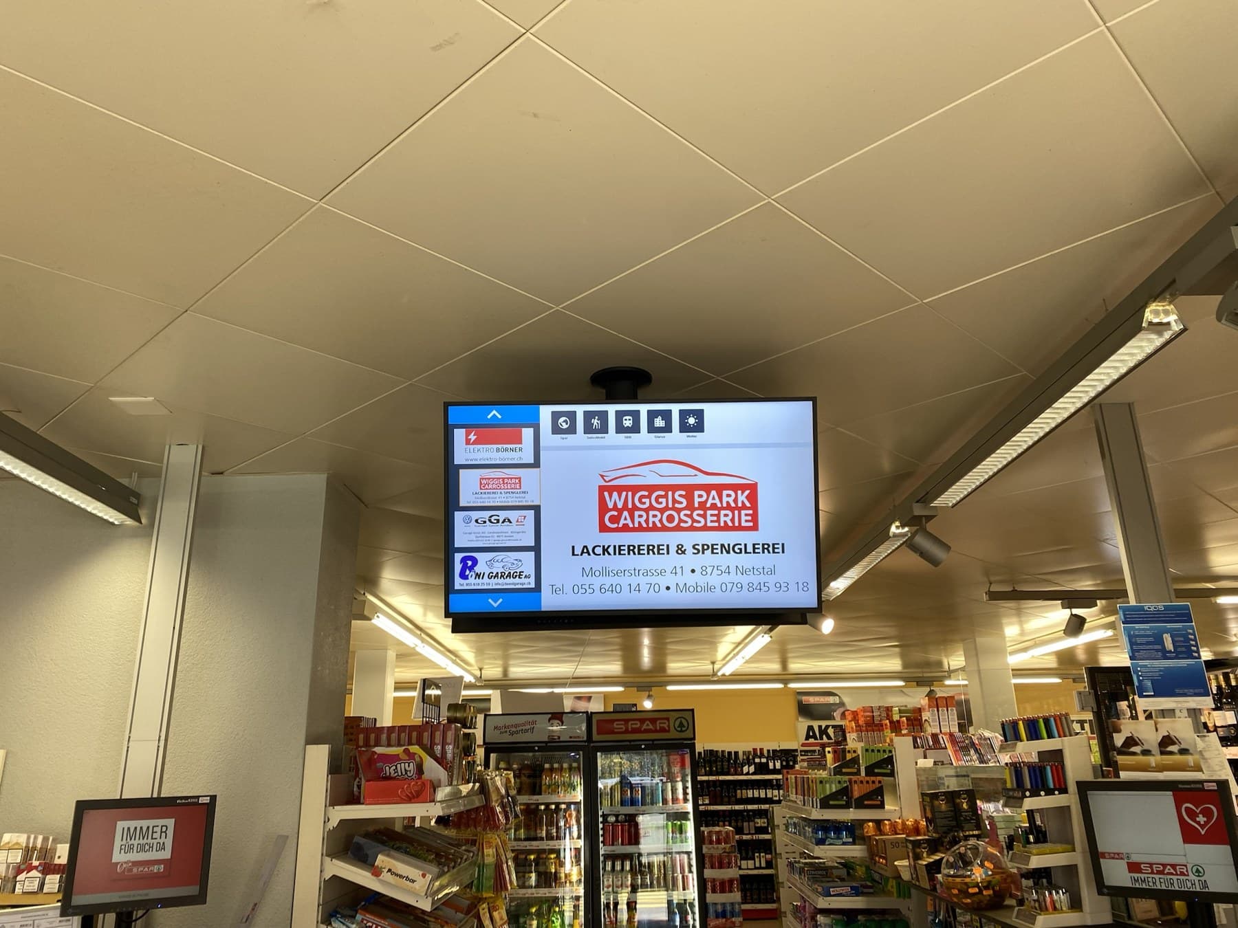 Infoboard-Display an einer Wand